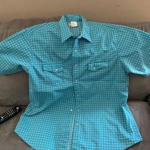 2 men’s XL button down Pearl snap shirts one is Wrangler the other one is IH